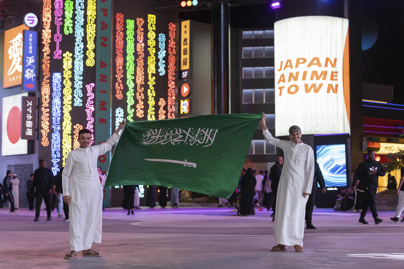 サウジの勝利に盛り上がるジャパンアニメタウンを訪れたサウジアラビア国民（ジャパンアニメタウン実行委員会広報事務局提供）
