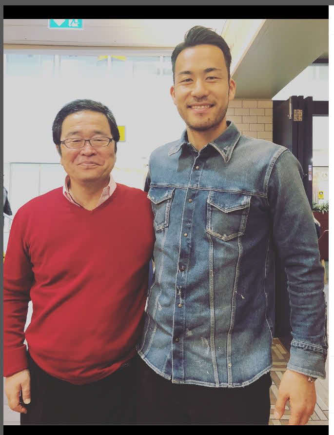 吉田麻也と久米一正さん（左、吉田麻也インスタグラムより）