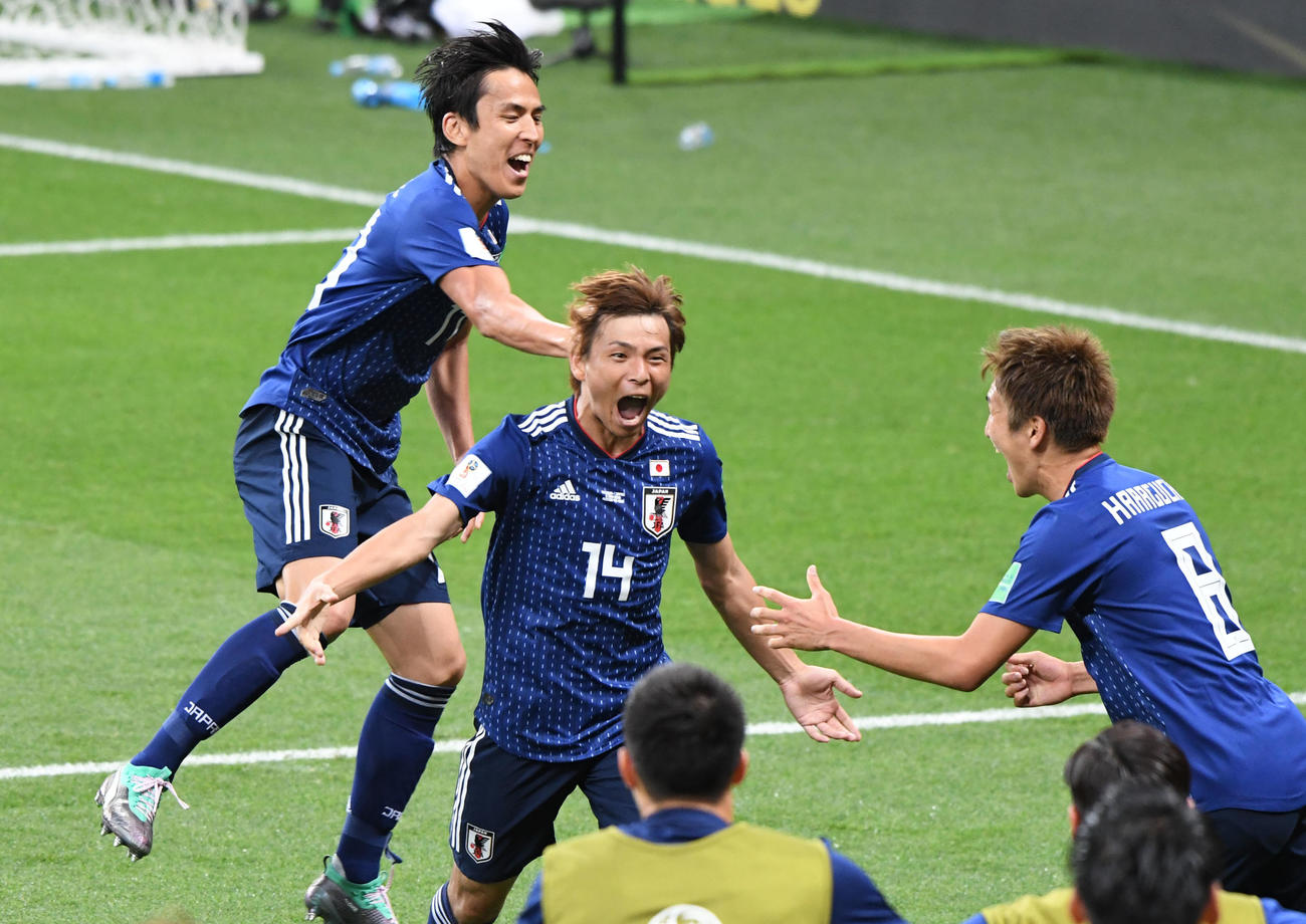 W杯ロシア大会　決勝トーナメント1回戦　ベルギー戦で追加点を奪った乾貴士（中央）は、MF長谷部誠（左）とMF原口元気と喜びを爆発させる（2018年7月2日撮影）