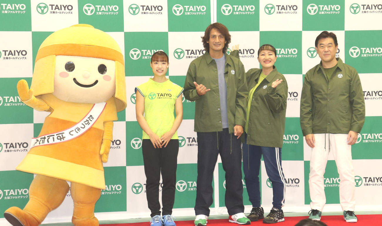 イベントに登場した、左から高槻市のマスコットキャラクター「はにたん」、奥原希望、本並健司、丸山桂里奈、太陽HD／太陽ファルマテックの佐藤英志代表取締役社長