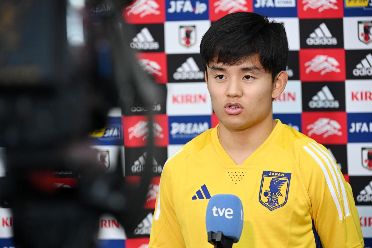 スペインメディアから取材を受ける久保（撮影・横山健太）