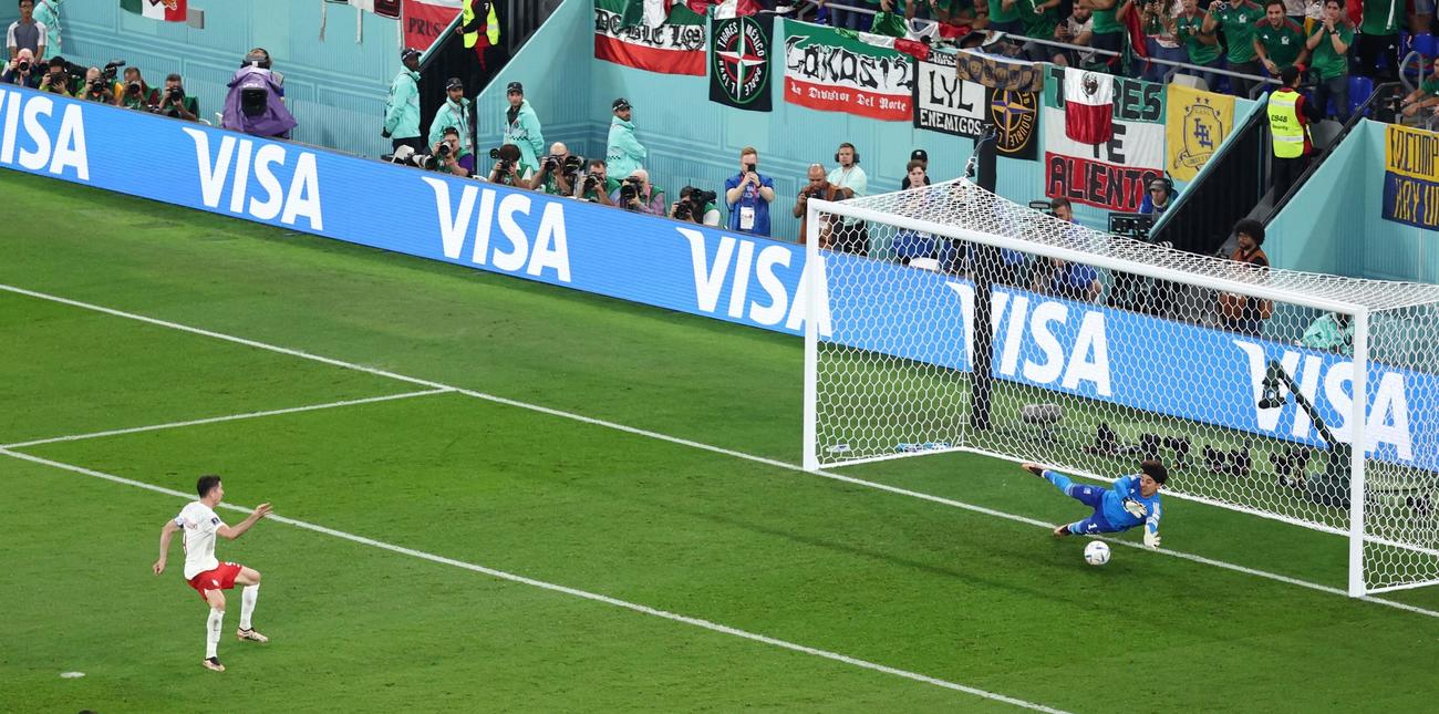 W杯1次リーグC組　ポーランド戦でPKを阻止するメキシコGKオチョア（右）（ロイター）