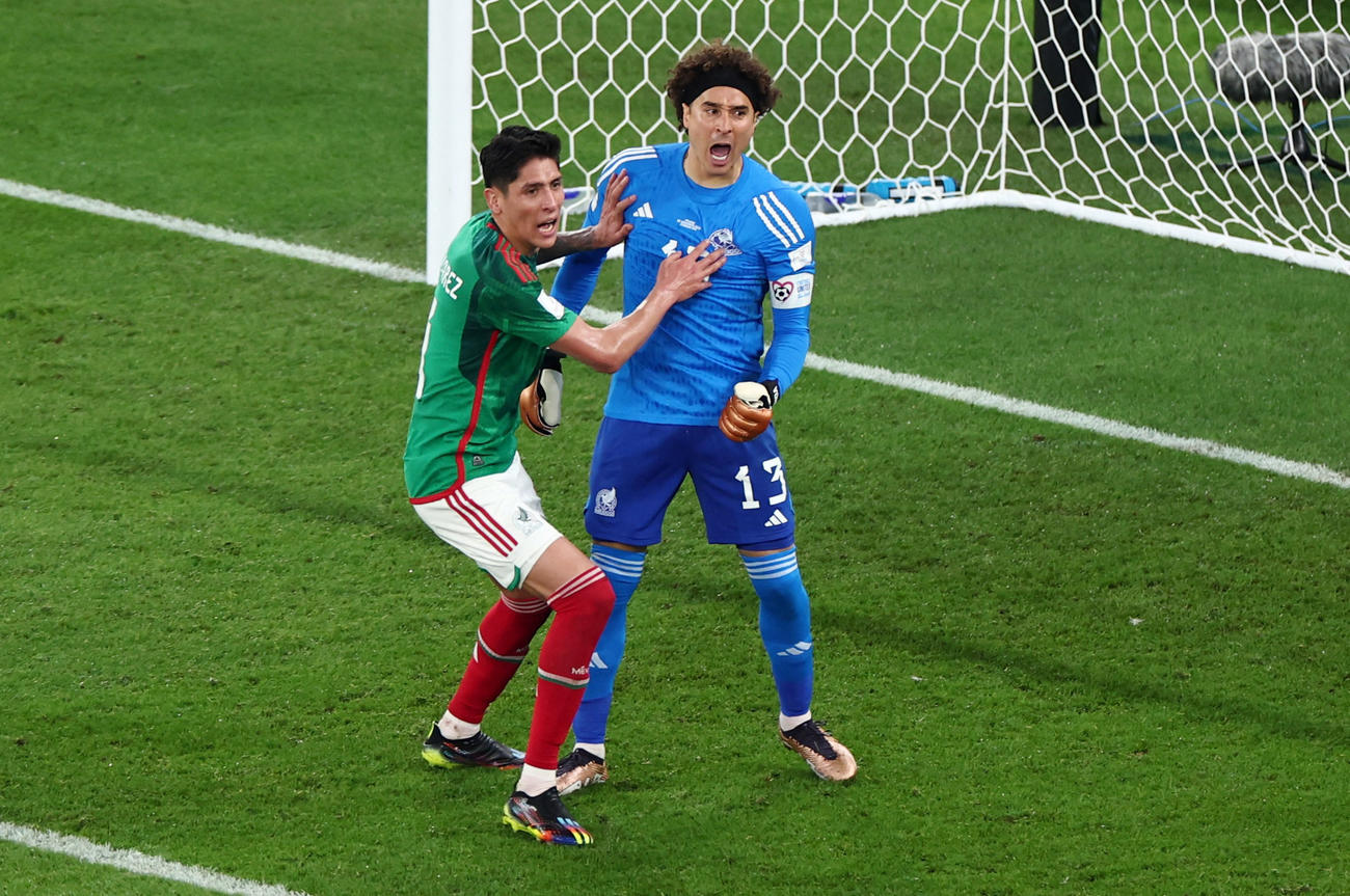 W杯1次リーグC組　ポーランド戦でPKを阻止したメキシコGKオチョア（右）（ロイター）