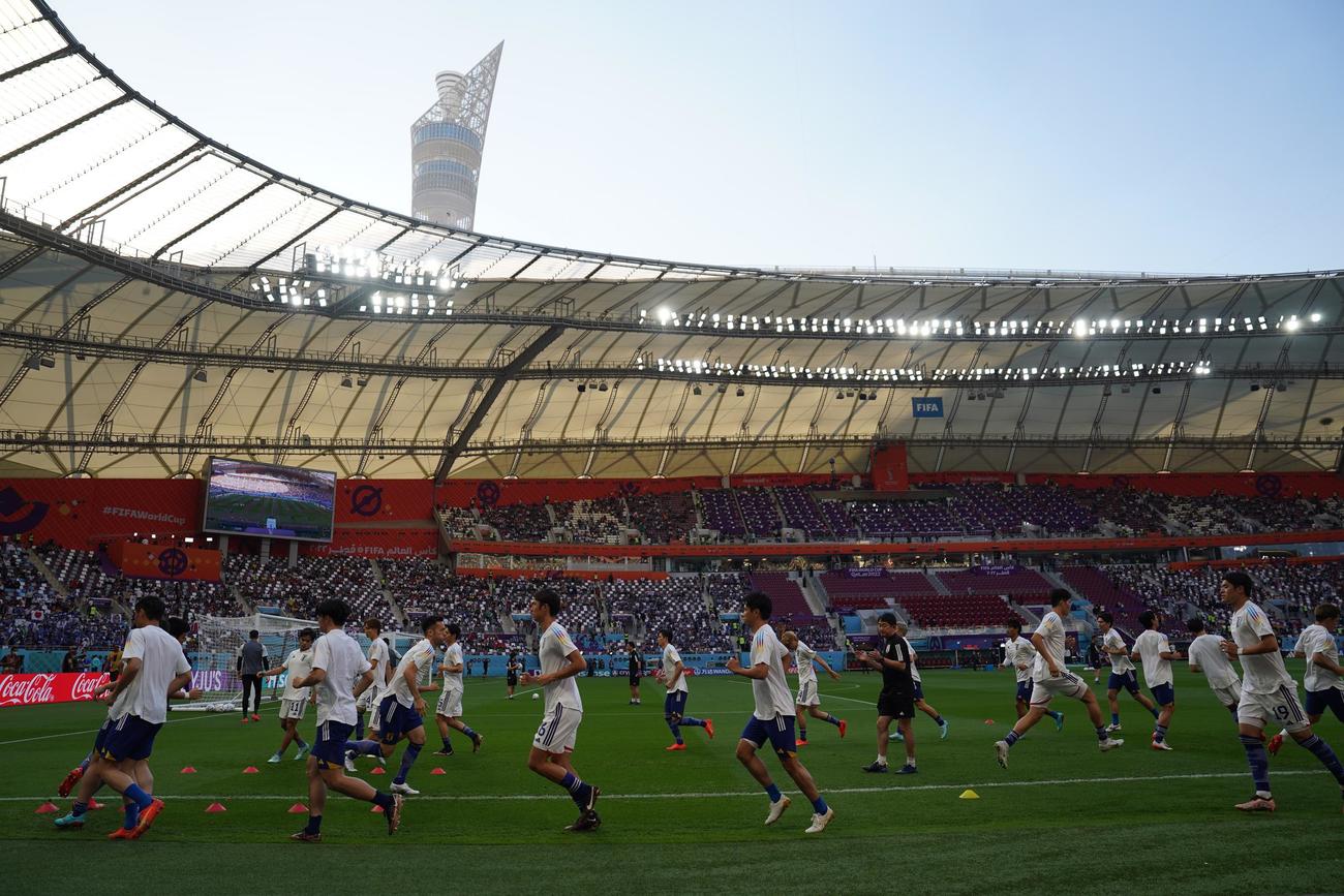日本対ドイツ　試合前、ウオーミングアップをする日本代表の選手たち（撮影・パオロ　ヌッチ）