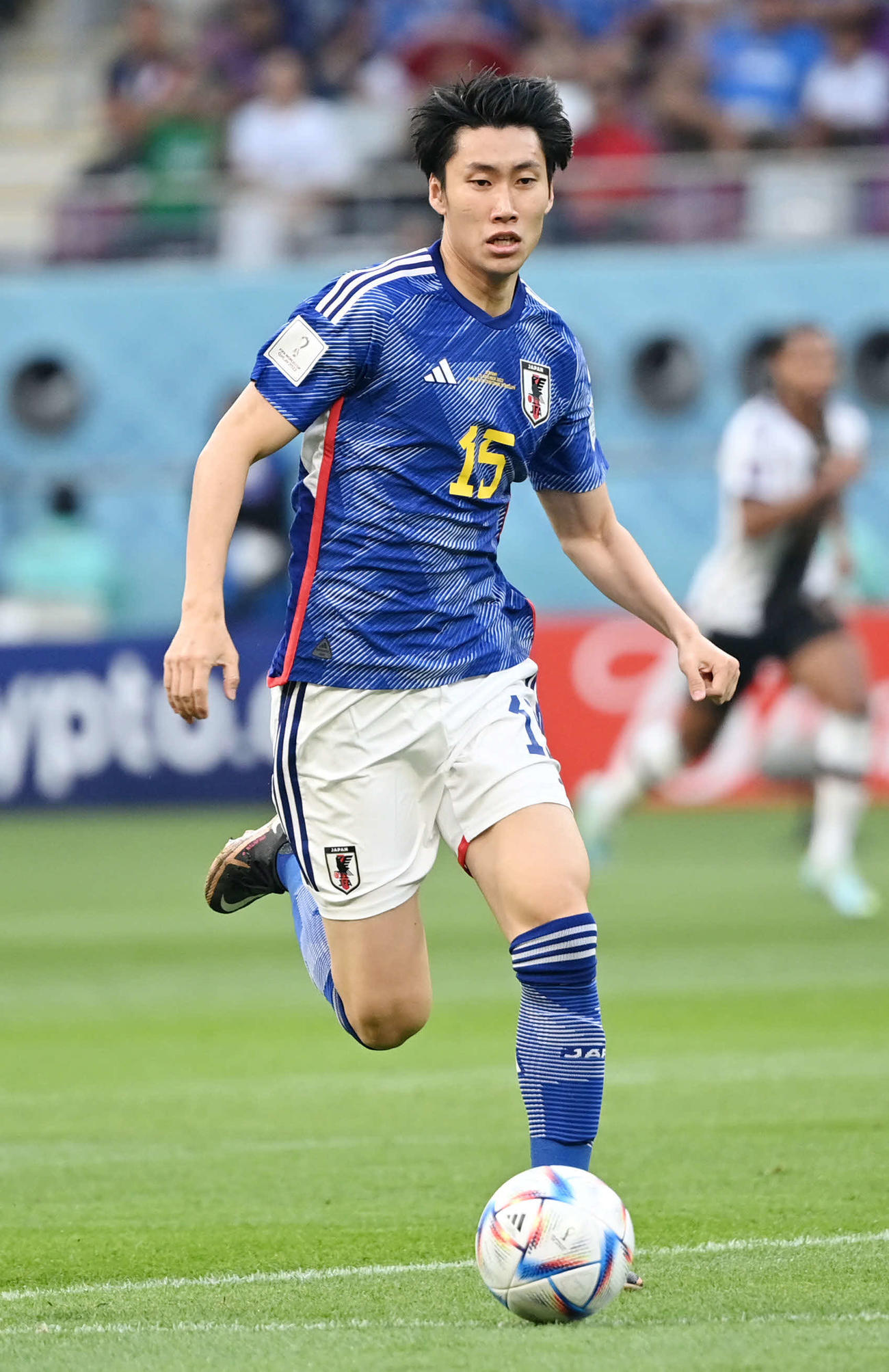 日本対ドイツ　前半、ドリブルで攻め上がる鎌田（撮影・横山健太）