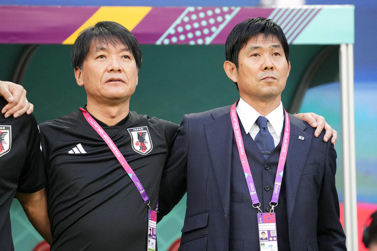 日本対ドイツ　君が代斉唱で横内コーチ（左）と肩を組む森監督（撮影・横山健太）