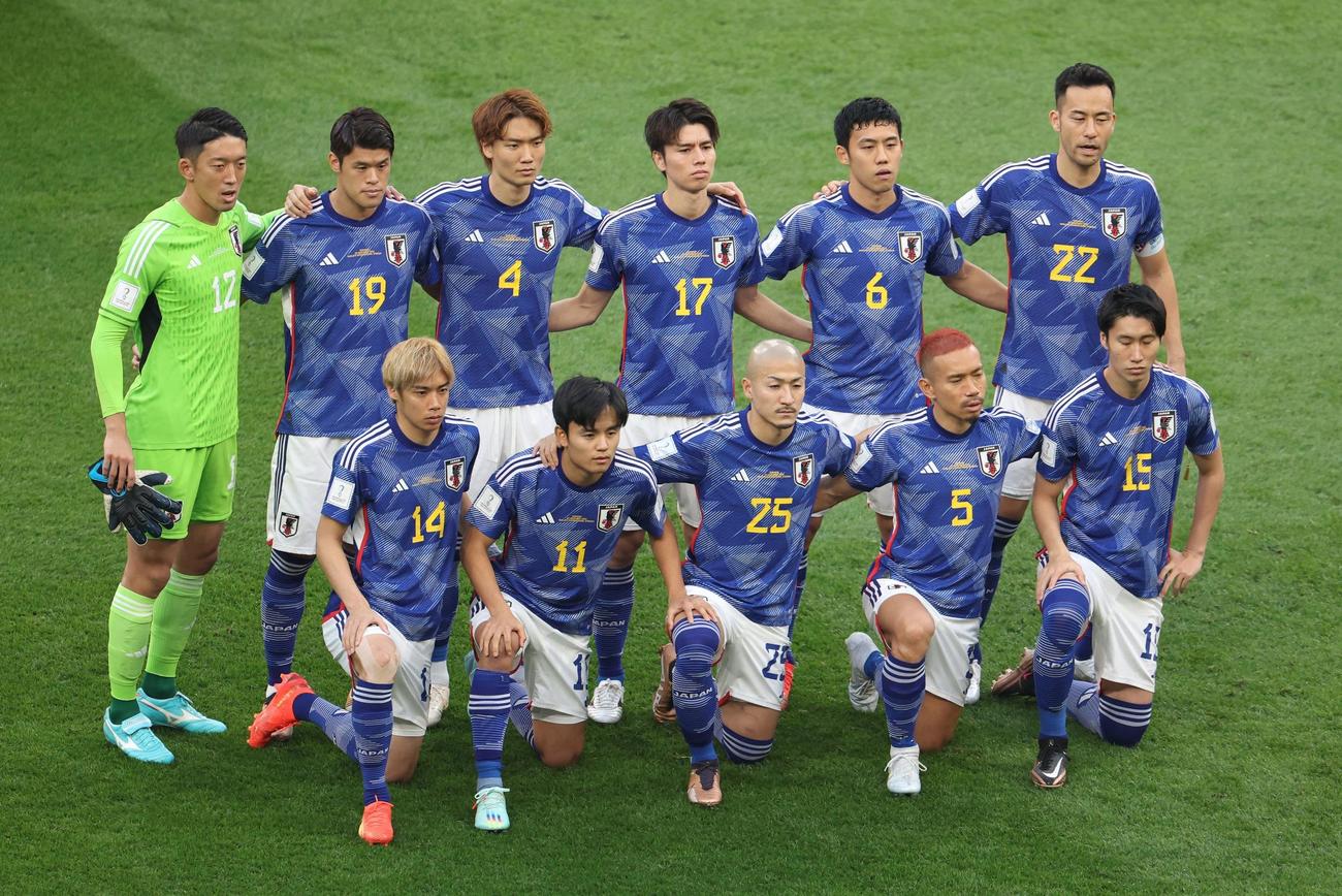 試合前にチームの集合写真を撮る日本の選手たち（ロイター）