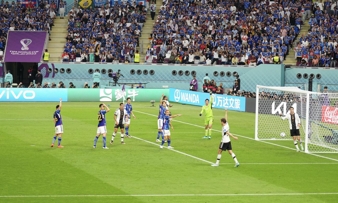 日本対ドイツ 前半、ドイツのオフサイドをアピールするサッカー日本代表の選手たち（撮影・江口和貴）