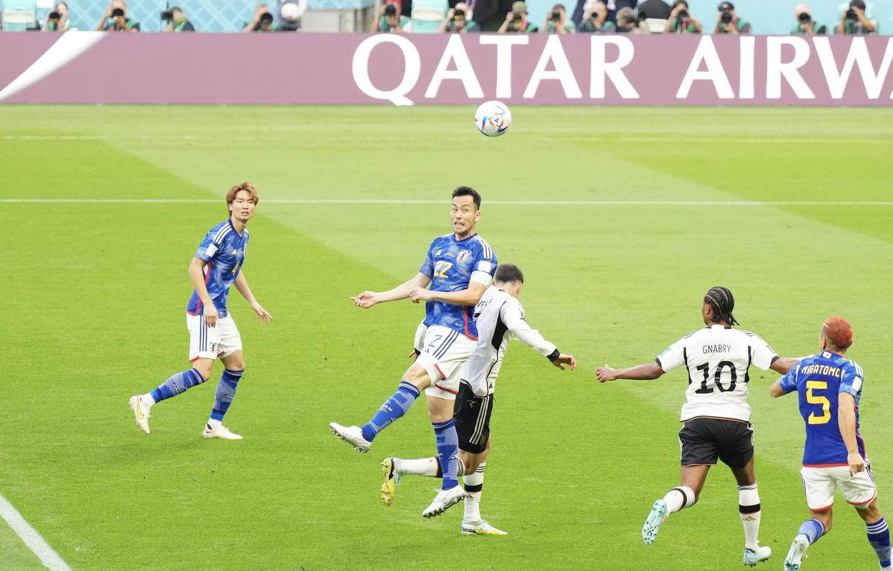 日本対ドイツ　前半、ヘディングで競り勝つ吉田（中央）（撮影・江口和貴）