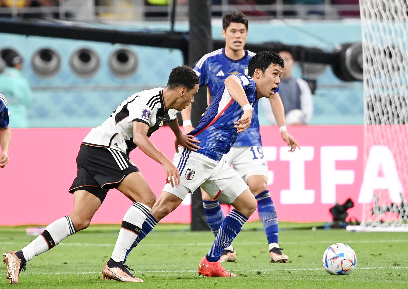 日本対ドイツ　前半、ムシアラ（左）からボールを奪う遠藤（撮影・横山健太）