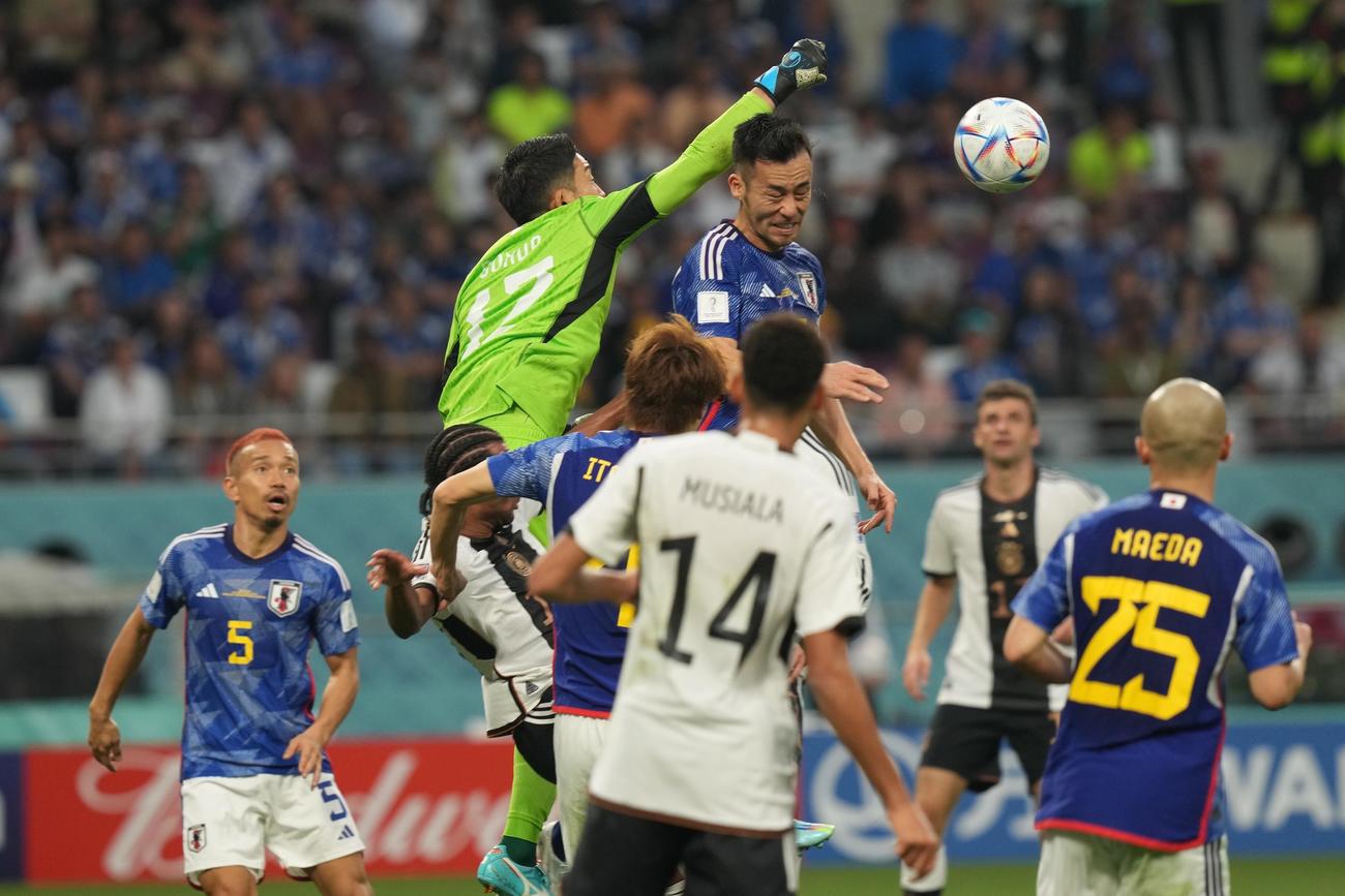 日本対ドイツ　前半、相手クロスをクリアするGK権田（左）と吉田（撮影・パオロ　ヌッチ）