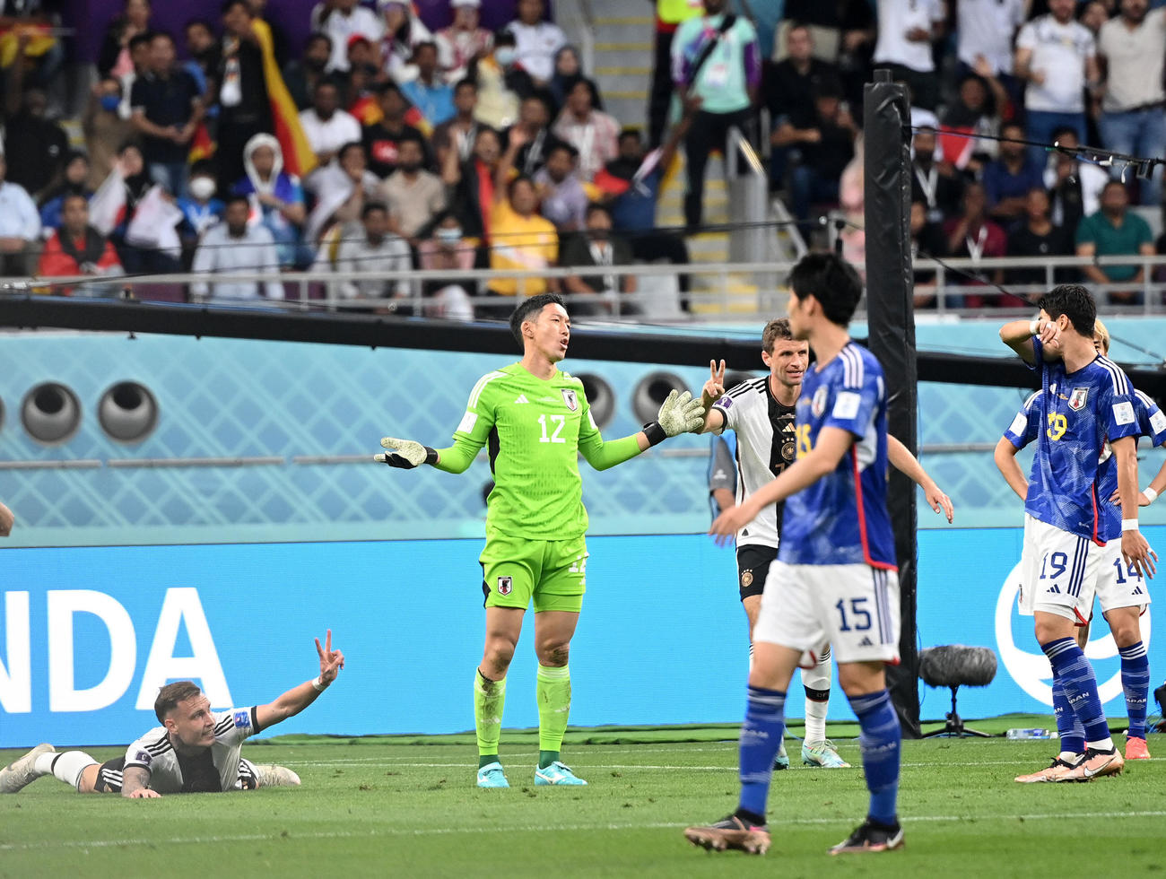 日本対ドイツ　前半、ラウム（左端）にファウルし、PKを与えてしまうGK権田（撮影・横山健太）