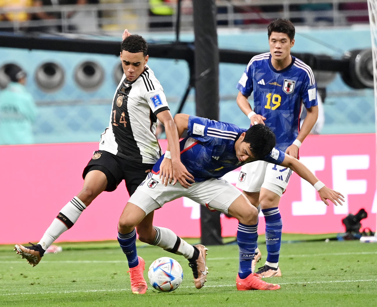 日本対ドイツ　前半、ムシアラ（左）と激しく競り合う遠藤（中央）。右は酒井（撮影・横山健太）