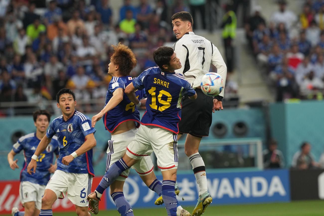 日本対ドイツ　競り合う酒井（右から2人目）（撮影・パオロ　ヌッチ）