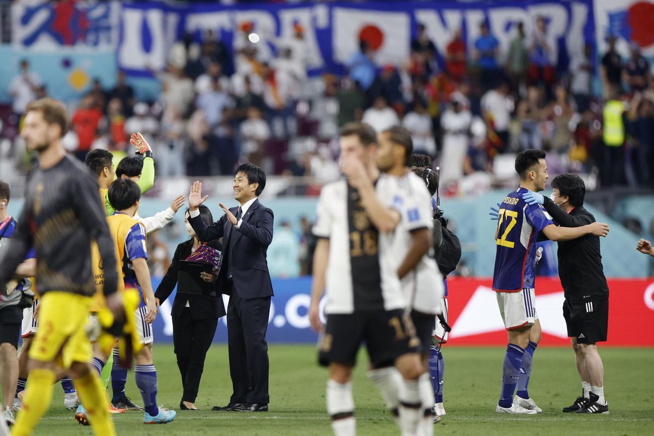 ドイツに逆転勝ちし、喜ぶ森保監督（奥左）ら。手前は敗れたドイツイレブン＝ドーハ（共同）