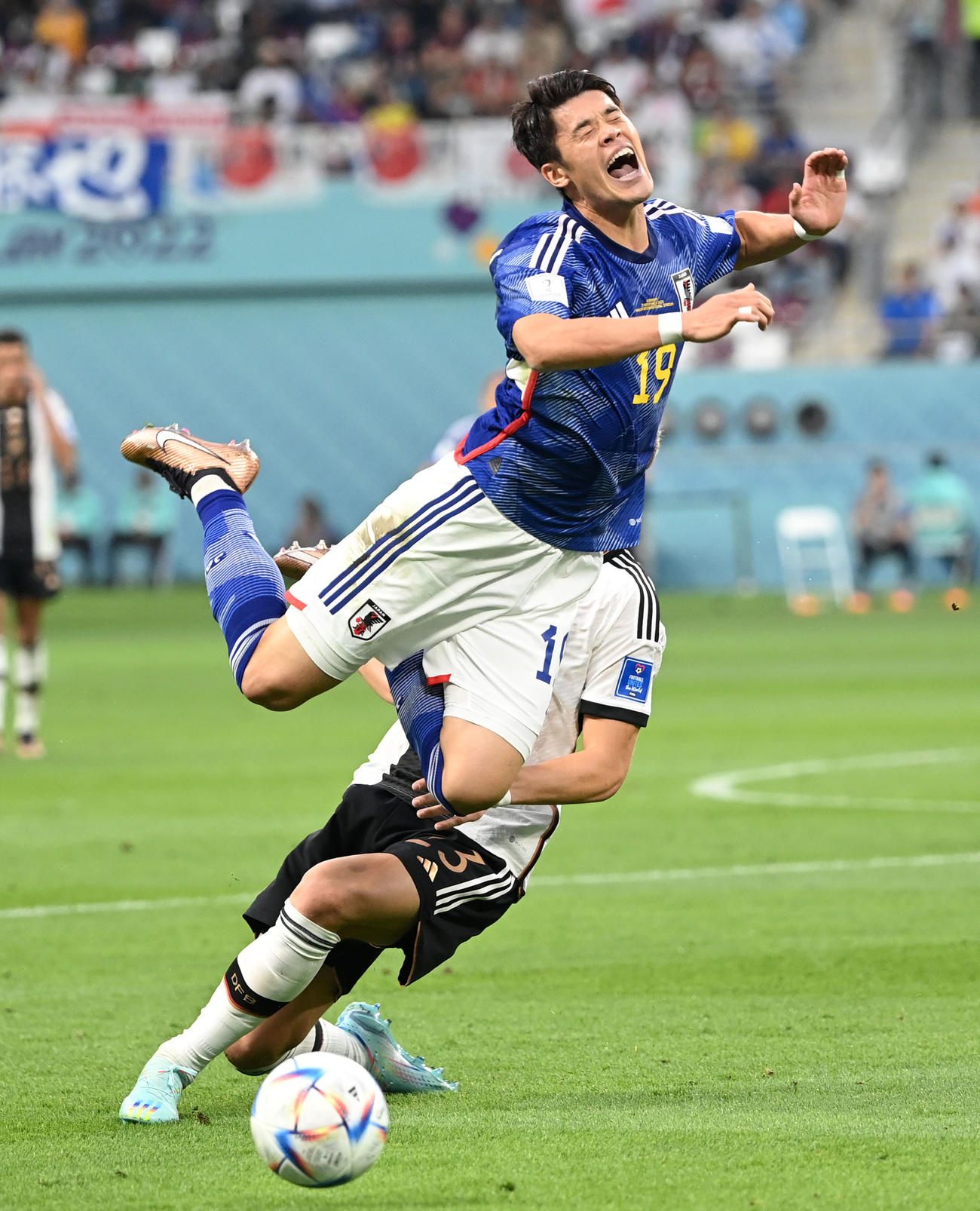 日本対ドイツ　前半、倒される酒井（撮影・横山健太）
