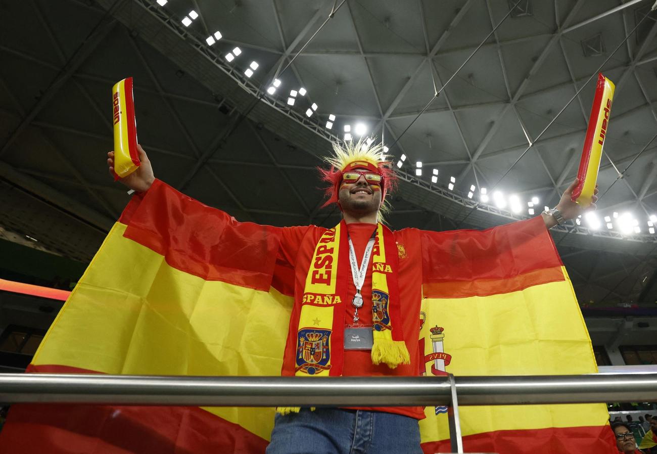 試合前に盛り上がるスペインのサポーター（ロイター）