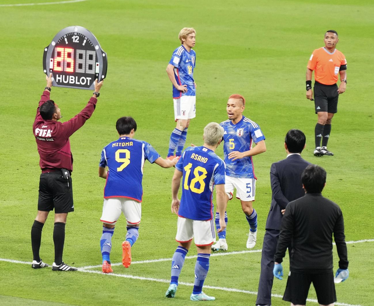 日本対ドイツ　後半、三笘（左から2人目）と交代する長友（撮影・江口和貴）