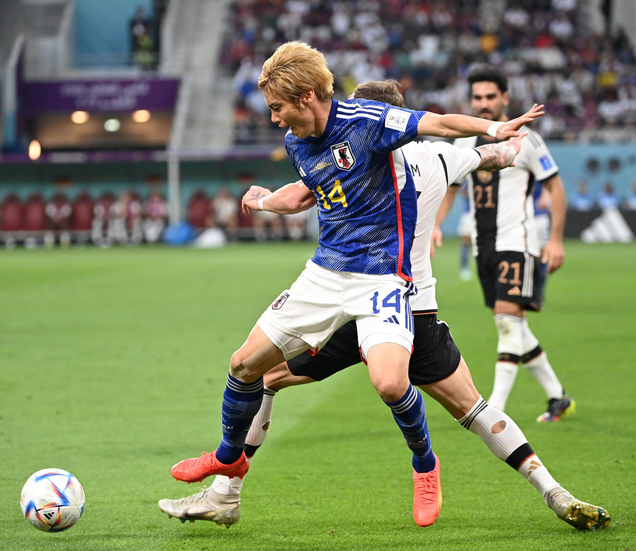 日本対ドイツ　前半、競り合う伊東（撮影・横山健太）
