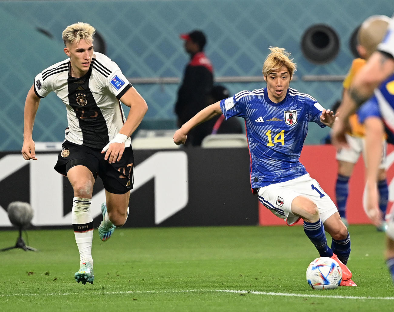 日本対ドイツ　後半、ドリブルで攻め込む伊東（撮影・横山健太）
