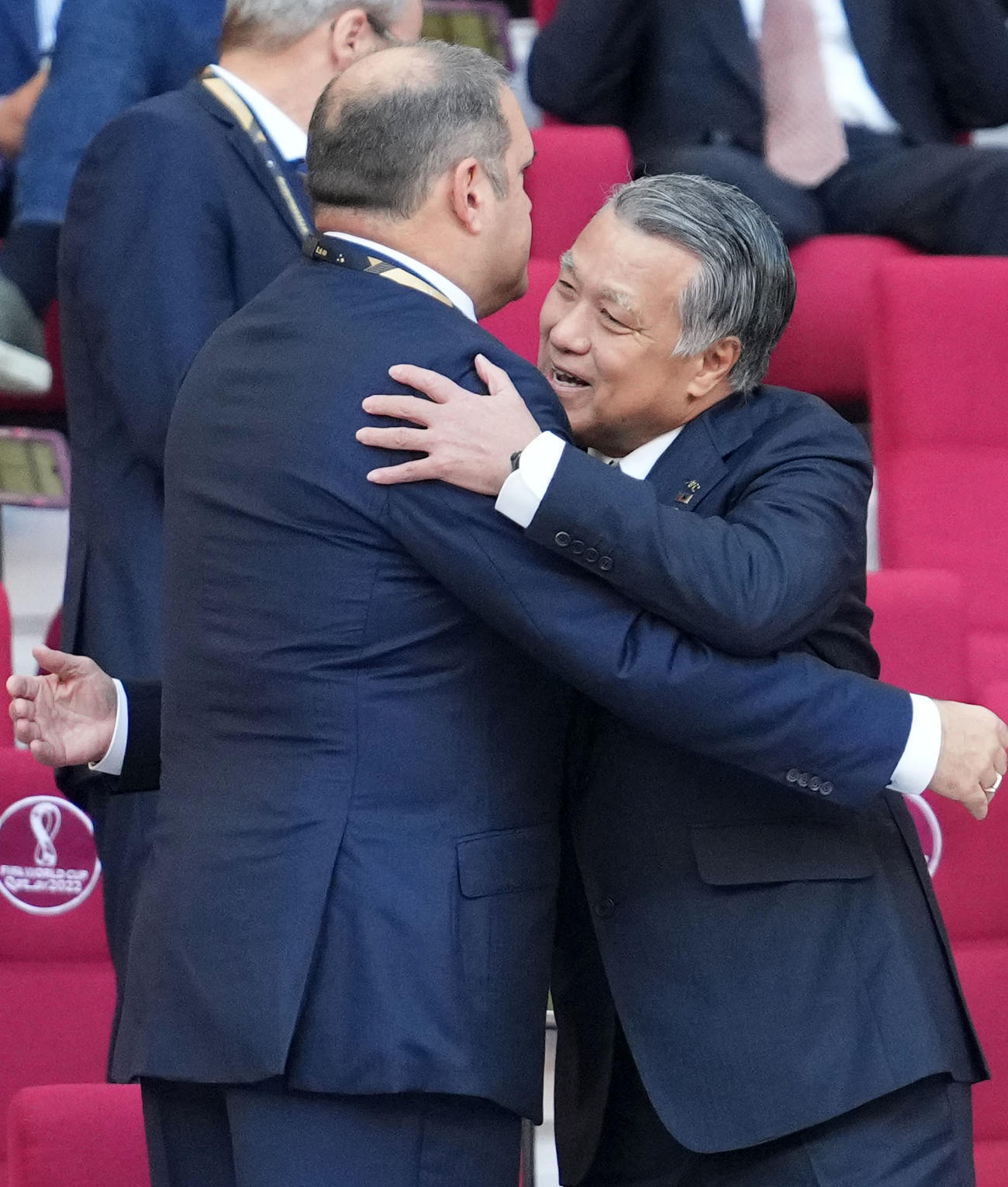 日本対ドイツ　関係者とあいさつを交わす田嶋会長（右）（撮影・横山健太）