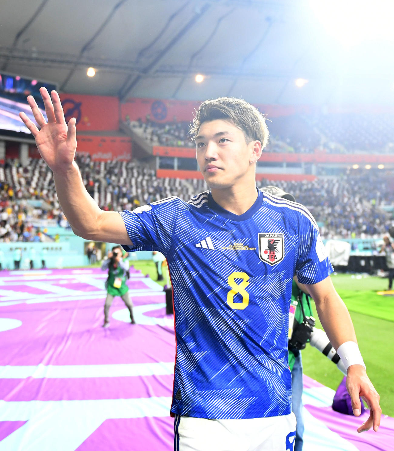 日本対ドイツ　声援に応える堂安（撮影・横山健太）