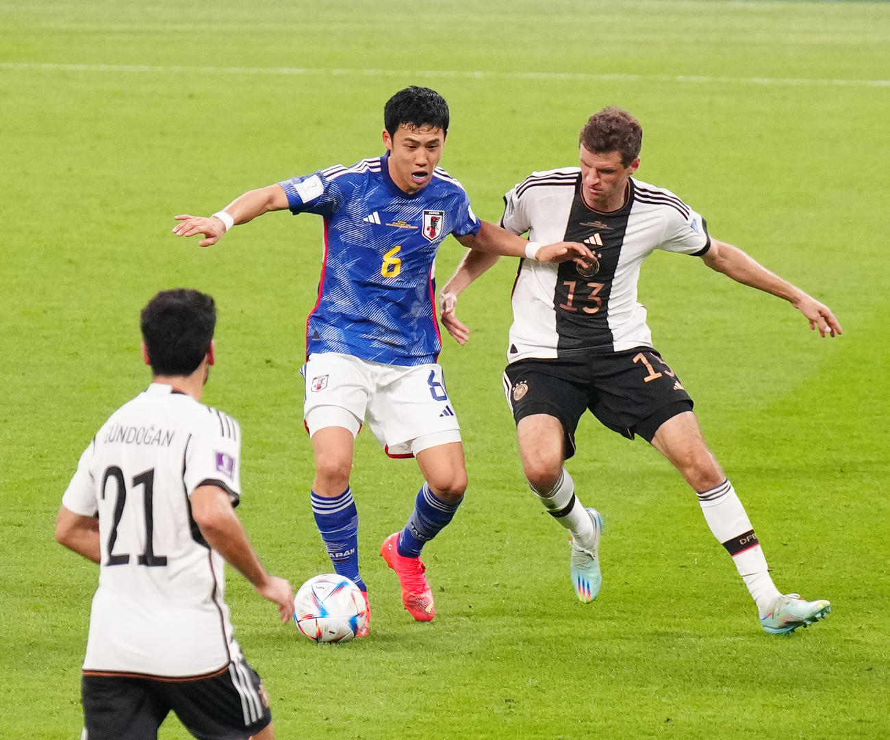 日本対ドイツ　後半、ボールをキープする遠藤。右はミュラー（撮影・江口和貴）