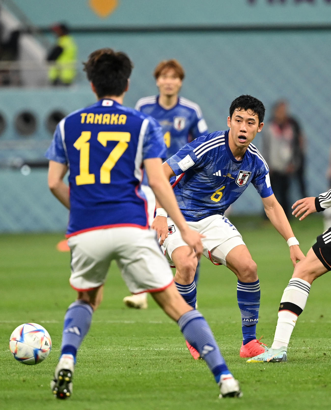 日本対ドイツ　後半、競り合う遠藤（撮影・横山健太）