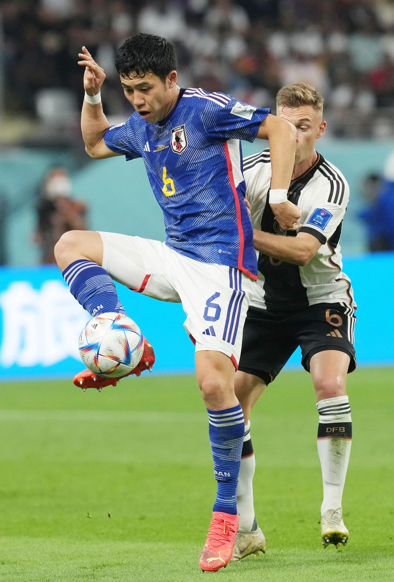 日本対ドイツ　後半、競り合う遠藤（左）右はヨシュア・キミヒ（撮影・パオロ・ヌッチ）