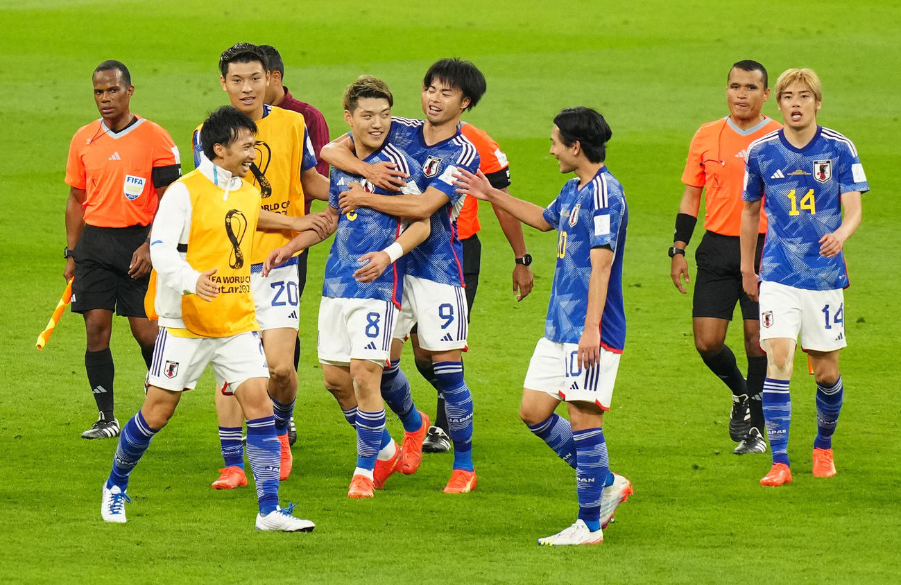 日本対ドイツ　ドイツに勝利し、喜ぶ堂安（左から4人目）らサッカー日本代表の選手たち（撮影・江口和貴）
