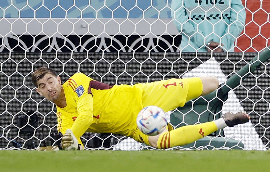 ベルギー－カナダ　前半、カナダのデービスのPKを止めるベルギーのGKクルトワ（共同）