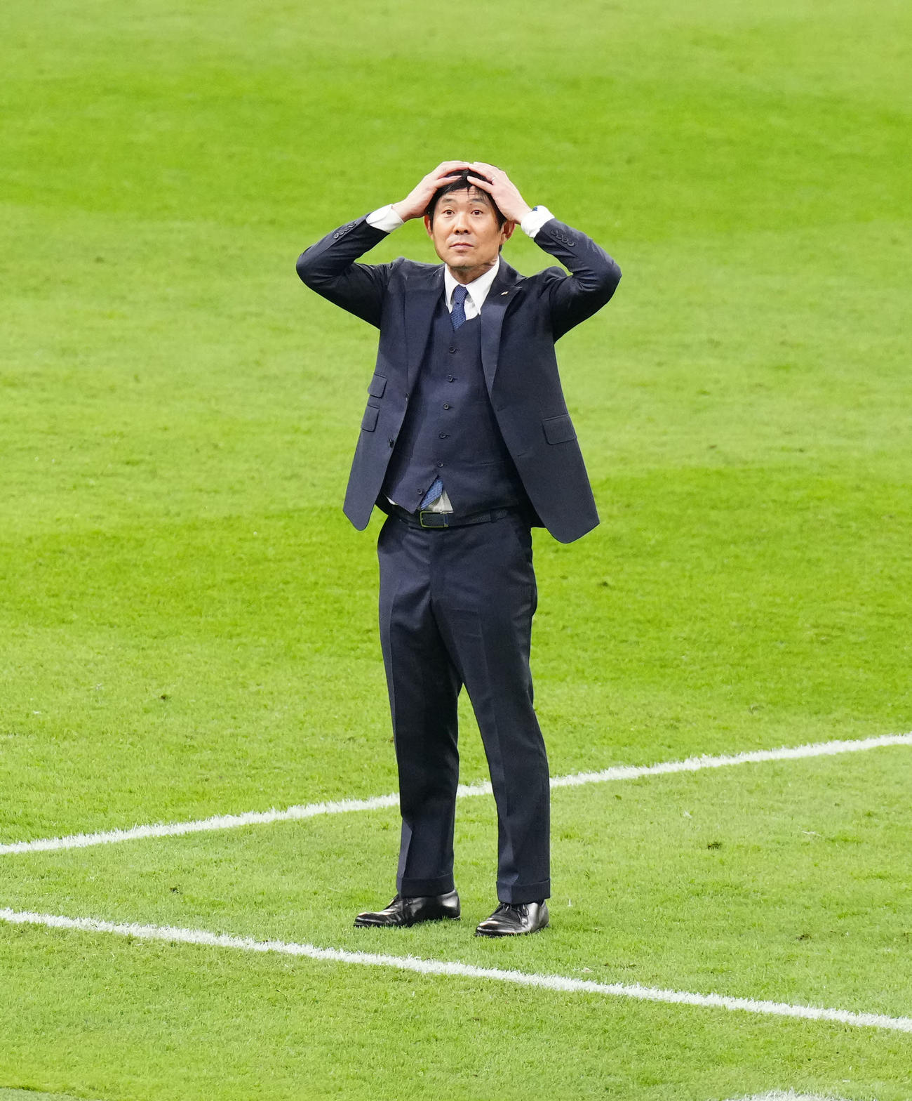日本対ドイツ　試合後、頭に手をやり、客席を見つめる森保監督（撮影・江口和貴）
