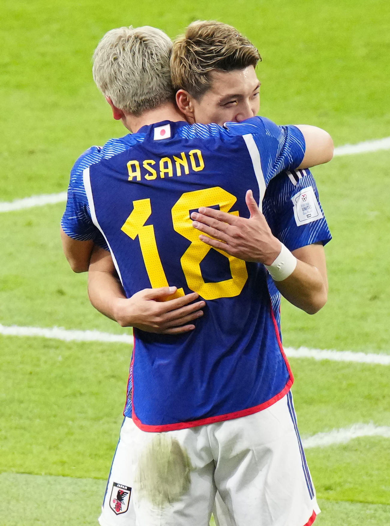 W杯カタール大会日本対ドイツ　試合後、浅野（手前）と勝利を喜ぶ堂安（2022年11月23日）