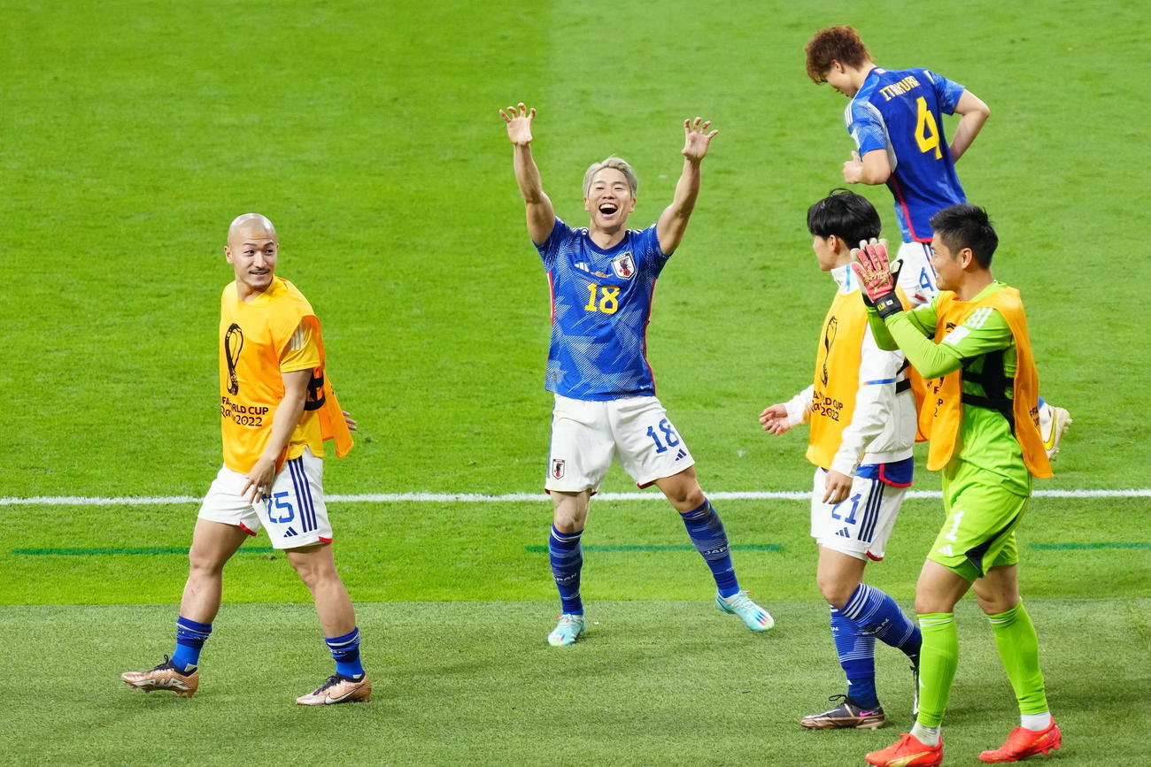 日本対ドイツ　後半、ゴールを決め、ジャガーポーズを決める浅野（中央）（撮影・江口和貴）