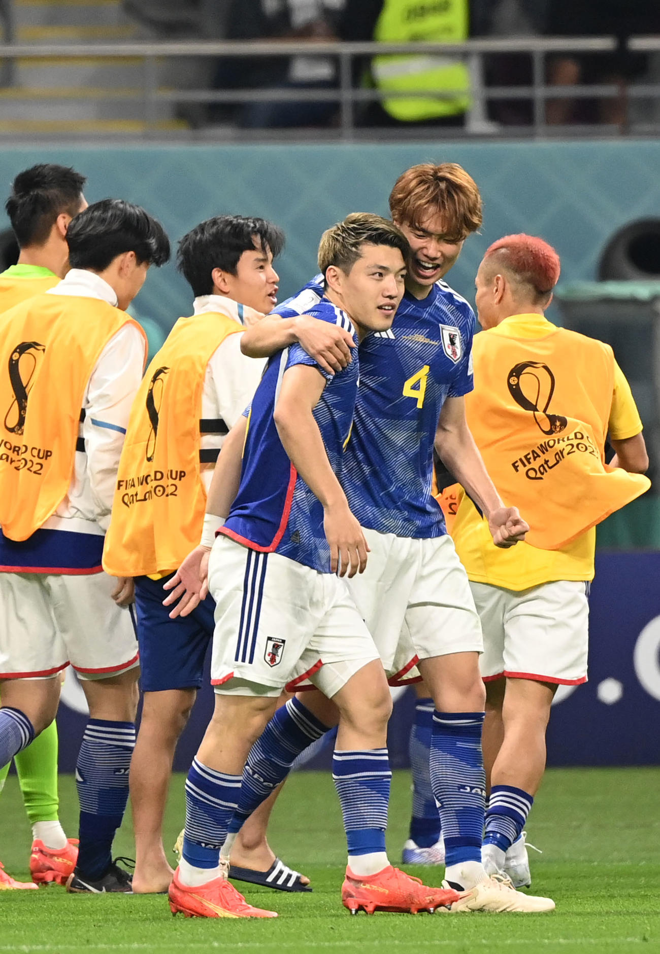 日本対ドイツ　後半、ゴールを決め笑顔を見せる堂安。左は板倉（撮影・横山健太）