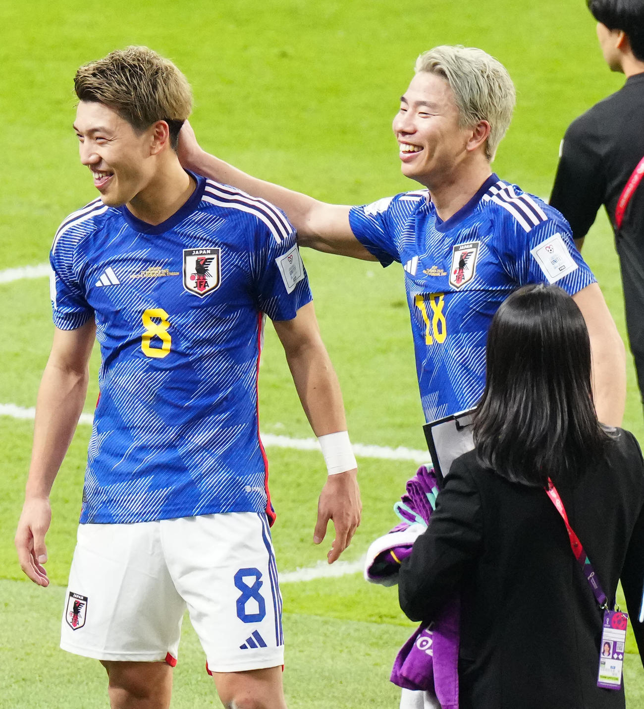 日本対ドイツ　試合後、笑顔を見せる浅野（右）と堂安（撮影・江口和貴）