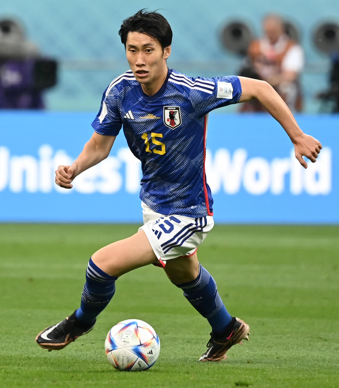 日本対ドイツ　前半、ドリブルする鎌田（撮影・横山健太）