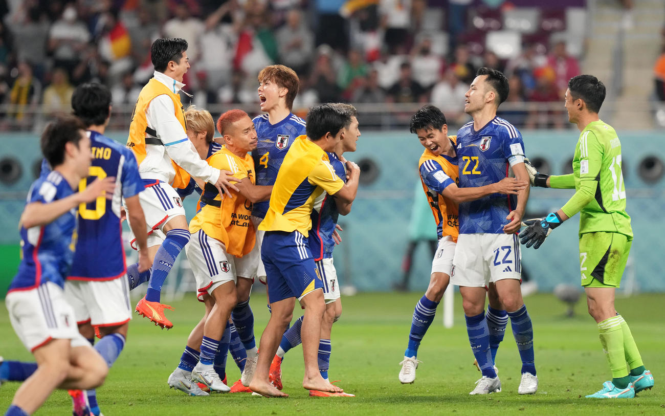 ドイツに勝利し歓喜する日本代表イレブン（撮影・パオロ・ヌッチ）