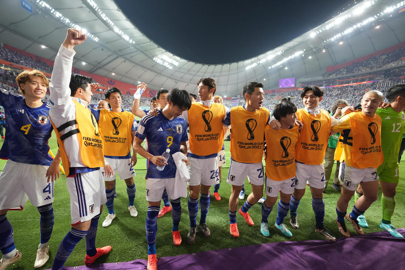 ドイツに勝利し声援に応える日本代表イレブン（2022年11月23日）