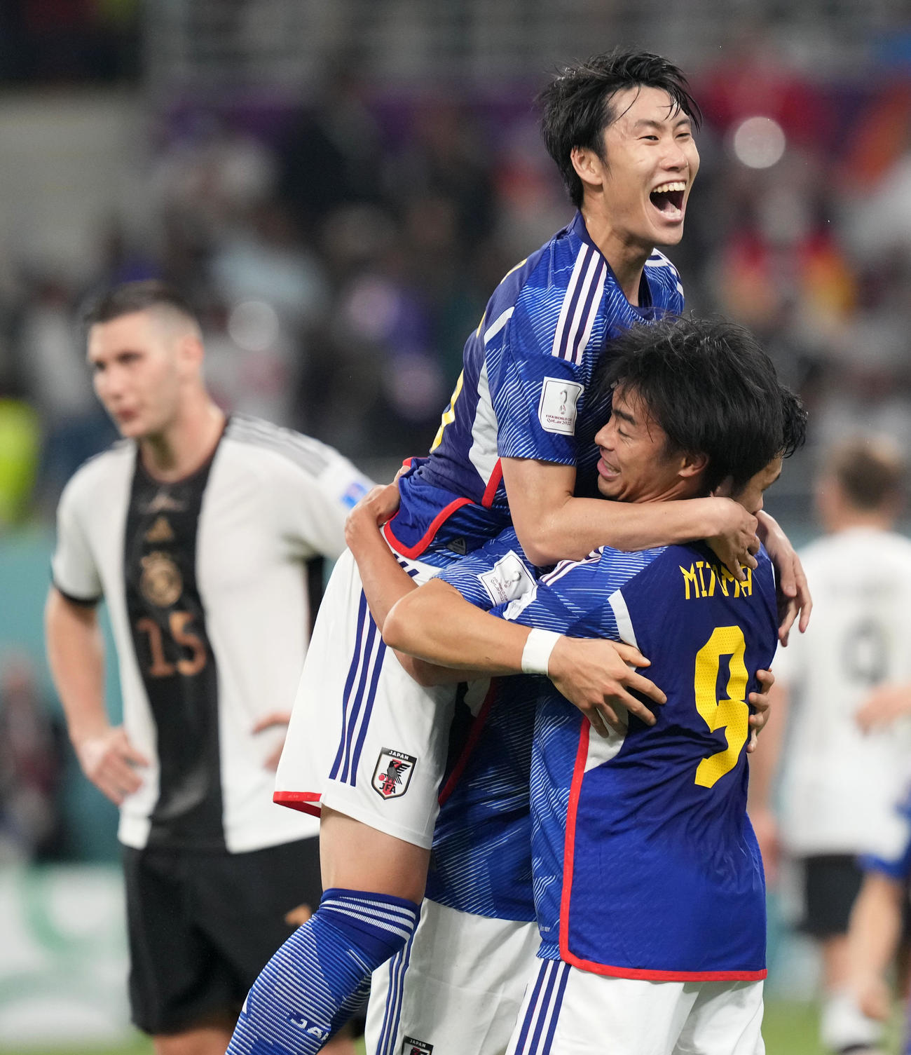 日本対ドイツ　ドイツに勝利し抱き合う鎌田（左）と三笘（撮影・パオロ・ヌッチ）