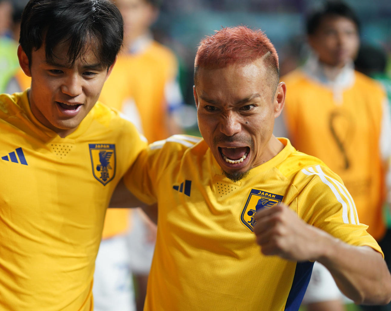 日本対ドイツ　ドイツに勝利し歓喜する長友（右）と久保（撮影・横山健太）