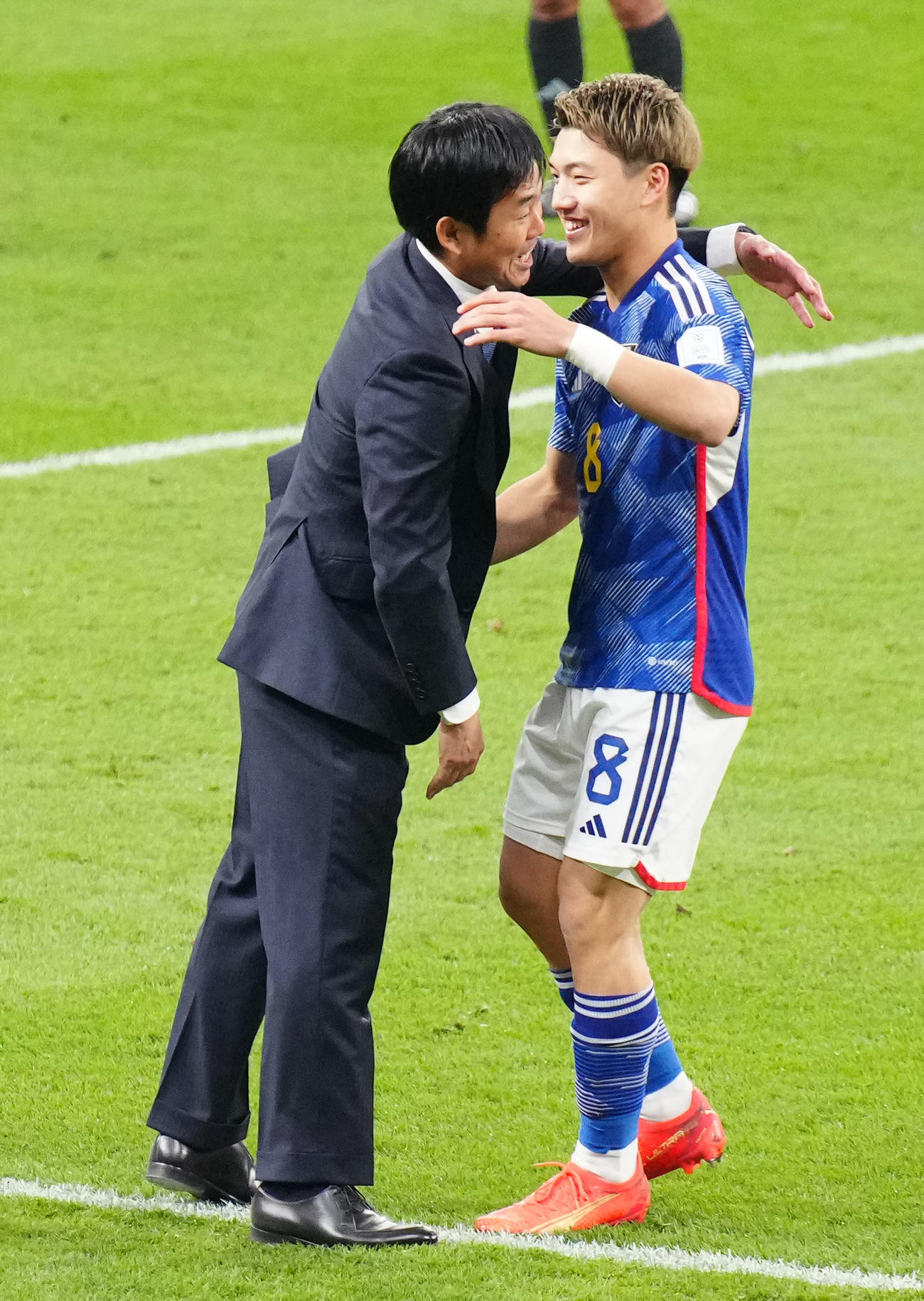 日本対ドイツ　後半、同点ゴールを決め、森保監督（左）と喜び合う堂安（2022年11月23日撮影）