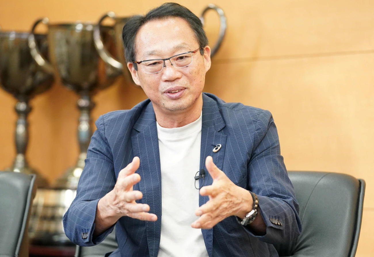 思いを語る岡田武史氏（撮影・横山健太）