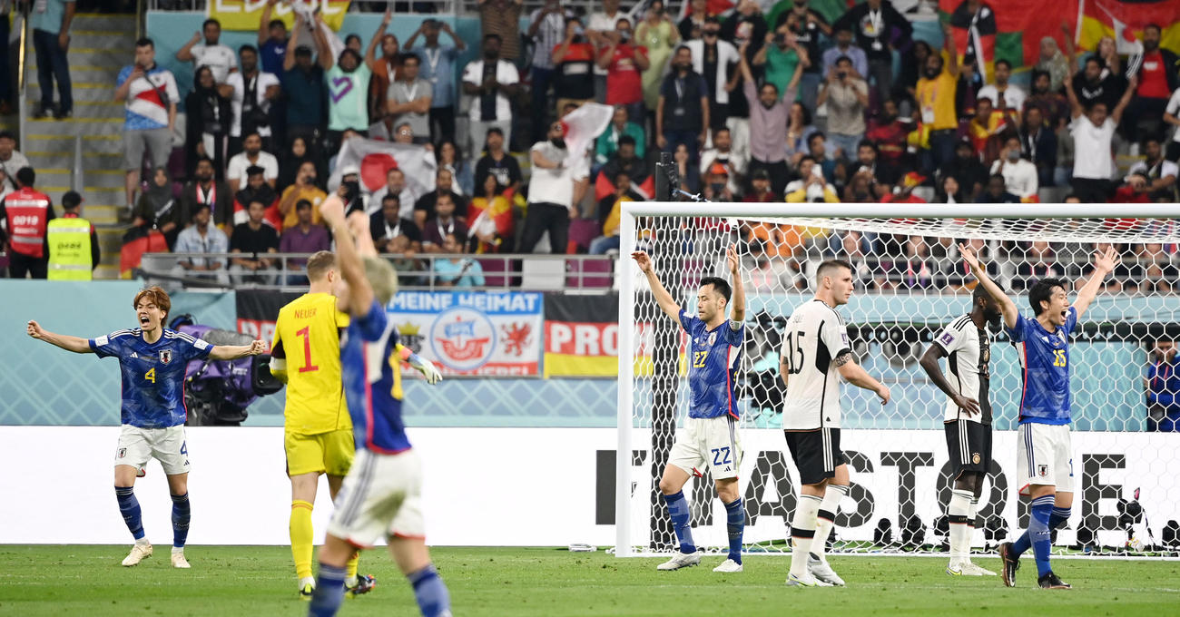 日本対ドイツ　ドイツに勝利しガッツポーズする、左から板倉、2人おいて吉田、2人おいて鎌田（撮影・横山健太）