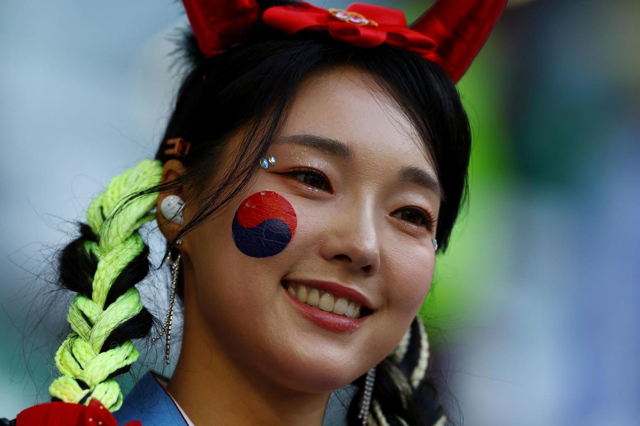 盛り上がる韓国サポーター（ロイター）