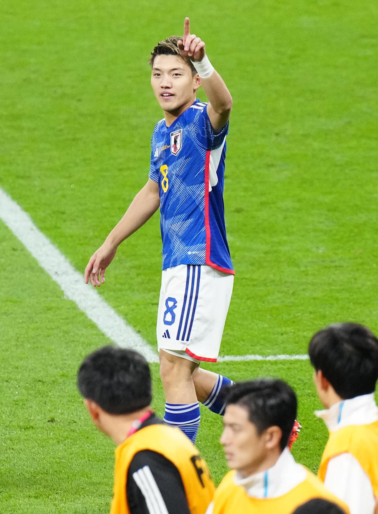 日本対ドイツ　後半、同点ゴールを決め、スタンドに向け、指さす堂安（2022年11月23日撮影）
