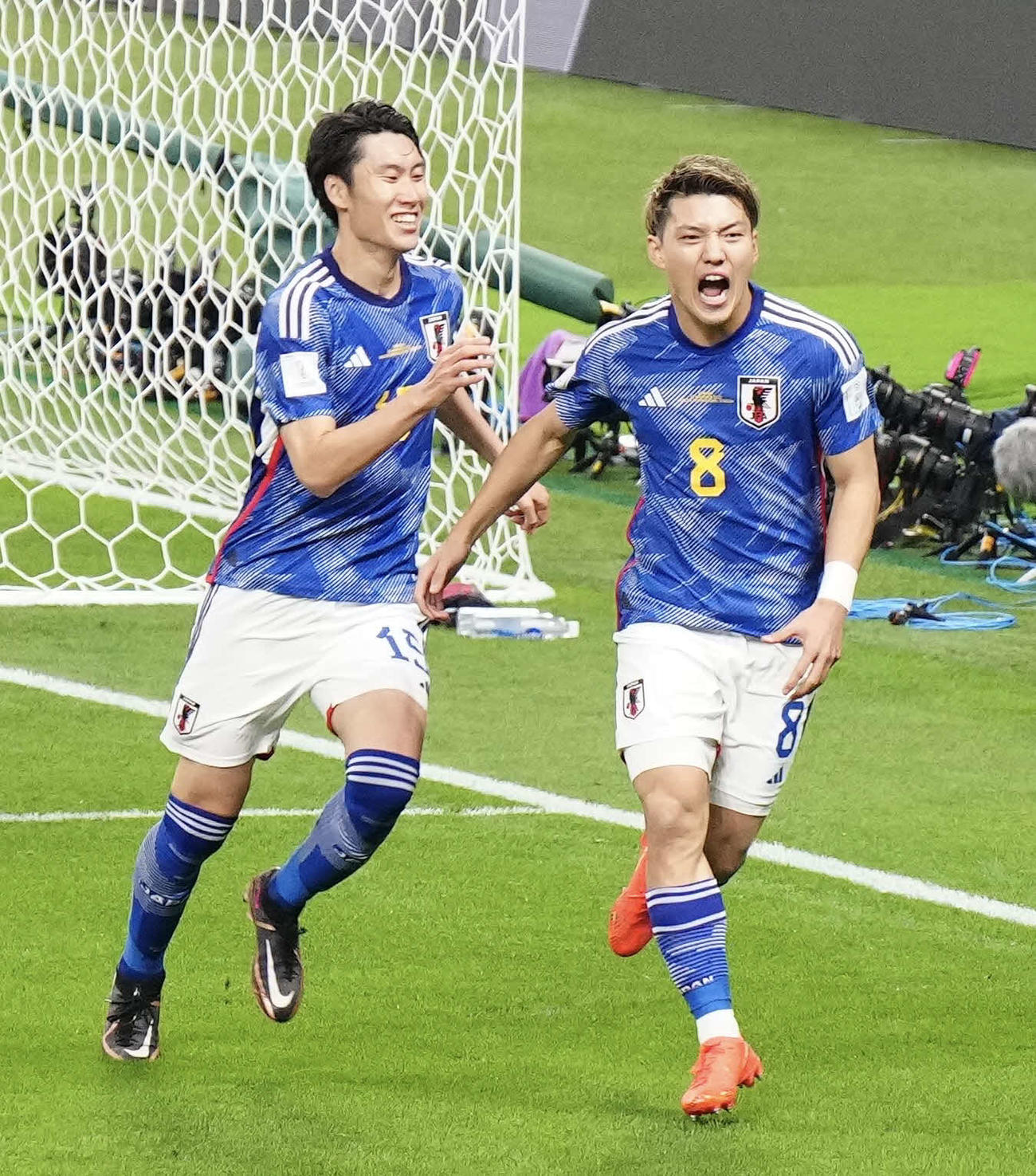 日本対ドイツ　後半、ゴールを決め、雄たけびを上げる堂安（右）（2022年11月23日撮影）