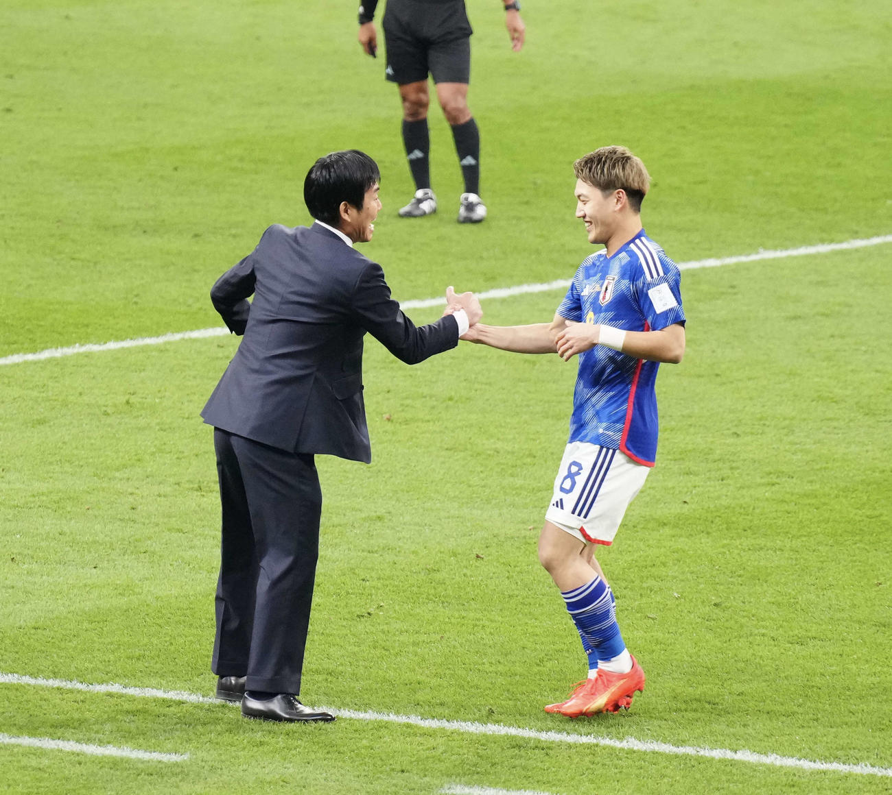 日本対ドイツ　後半、ゴールを決めた堂安（右）を迎える森保監督（撮影・江口和貴）