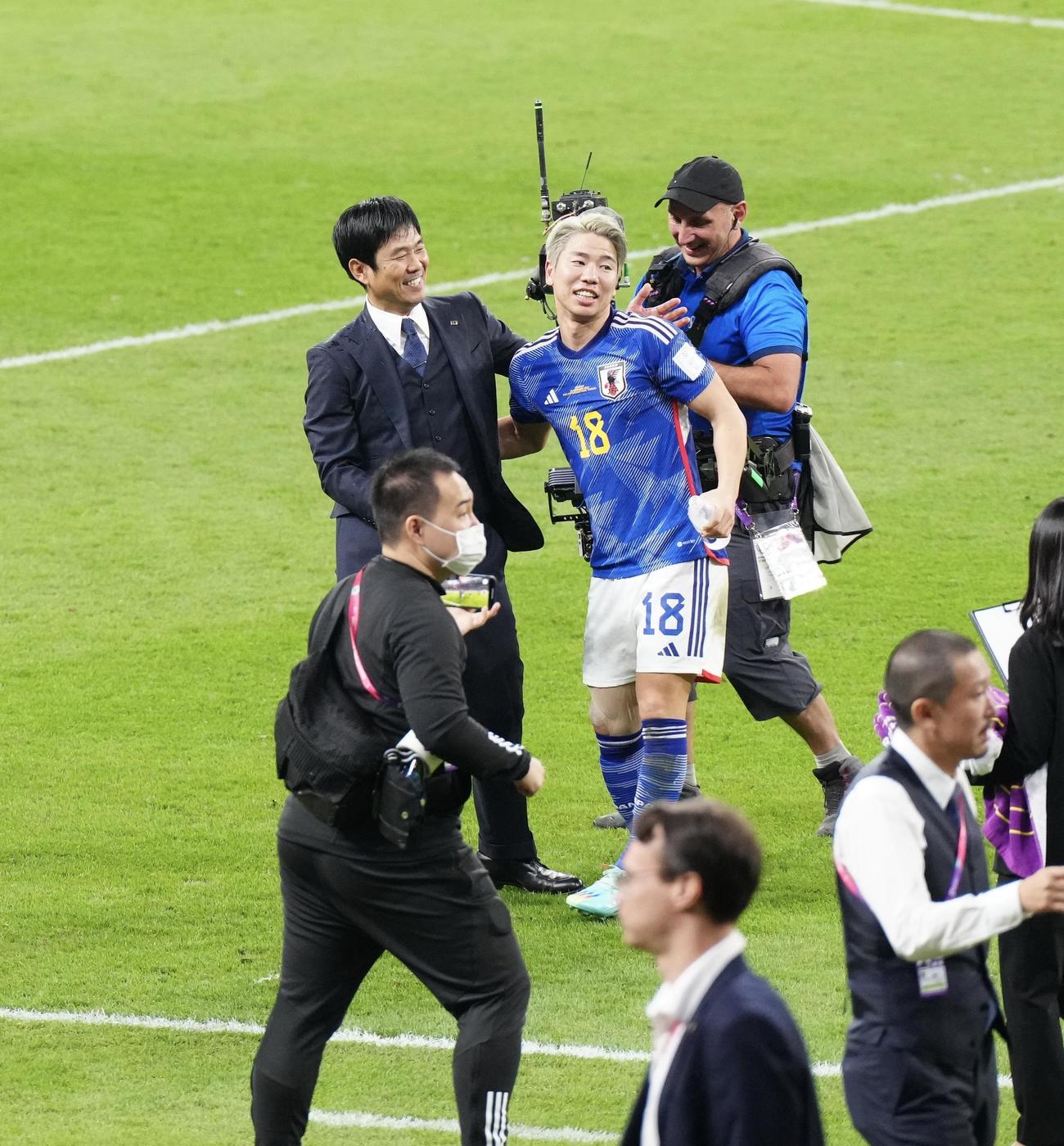 日本対ドイツ　試合終了後、浅野（右）と喜び合う森保監督（撮影・江口和貴）