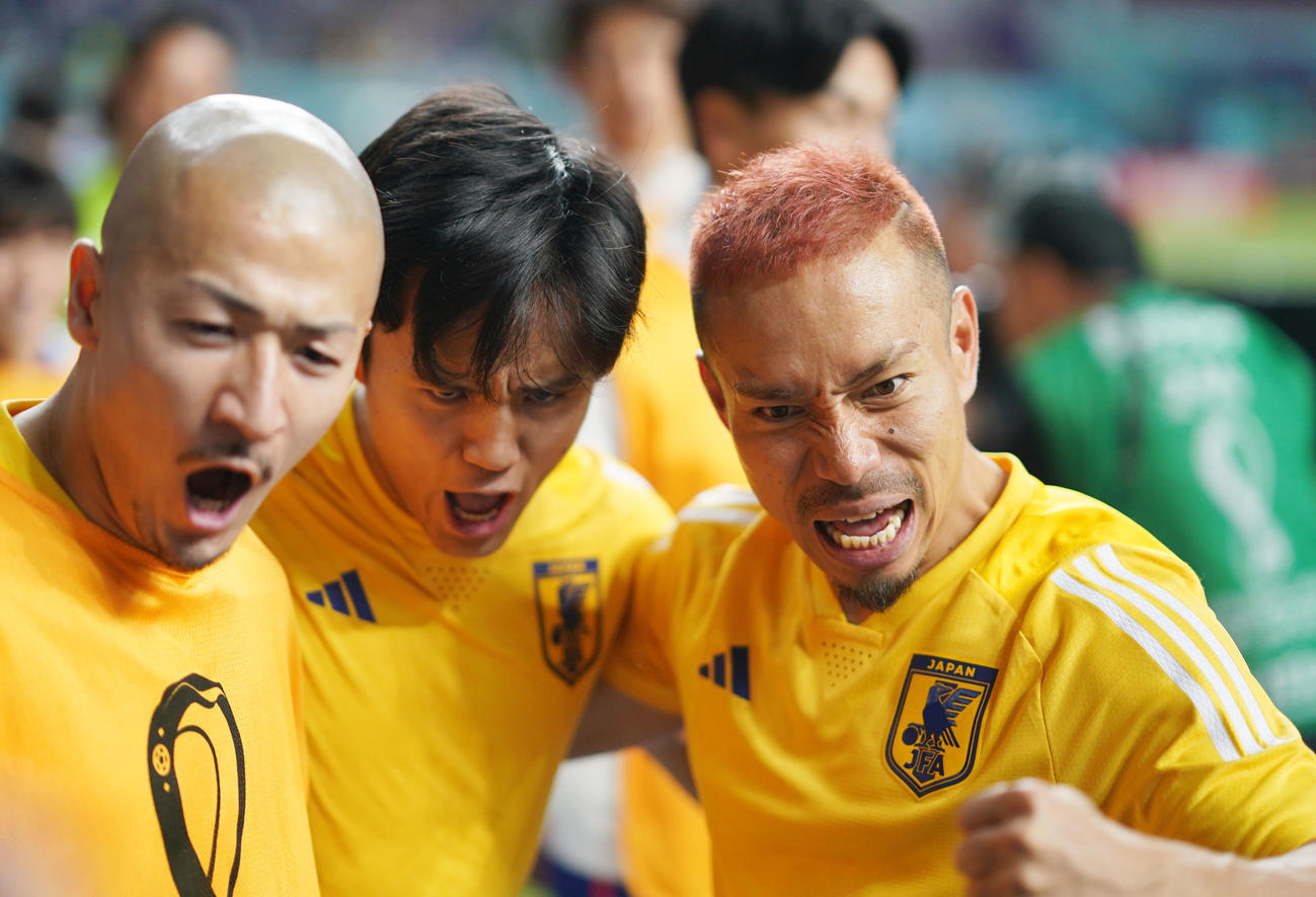 日本対ドイツ　ドイツに勝利し歓喜する、右から長友、久保、前田（撮影・横山健太）